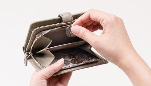 大きく開く小銭入れ