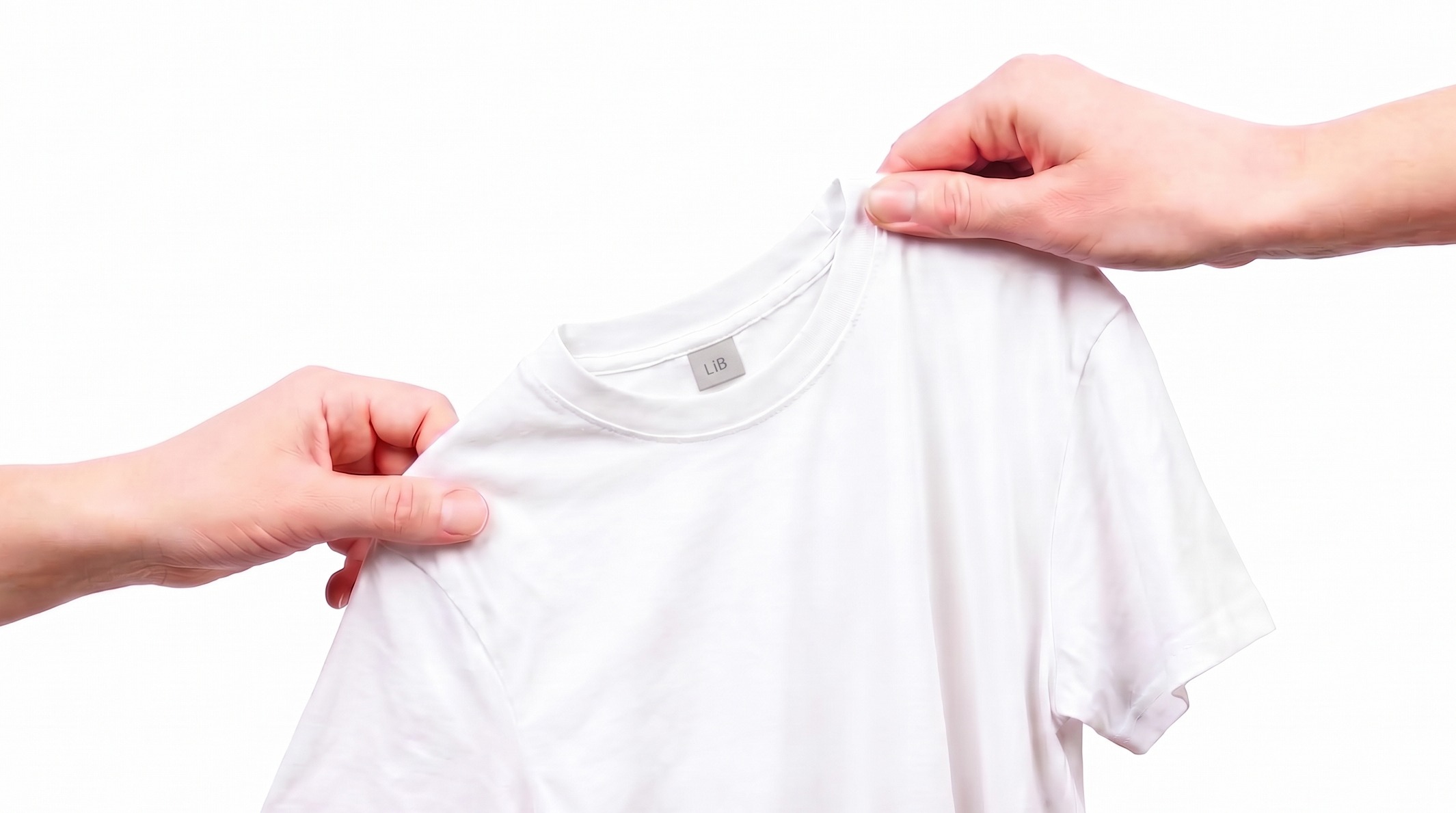 Tシャツの襟元を両手で持ち合う様子