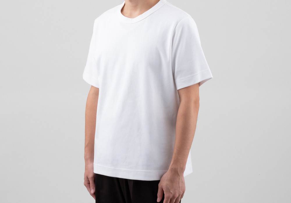 Tシャツを着用したモデル